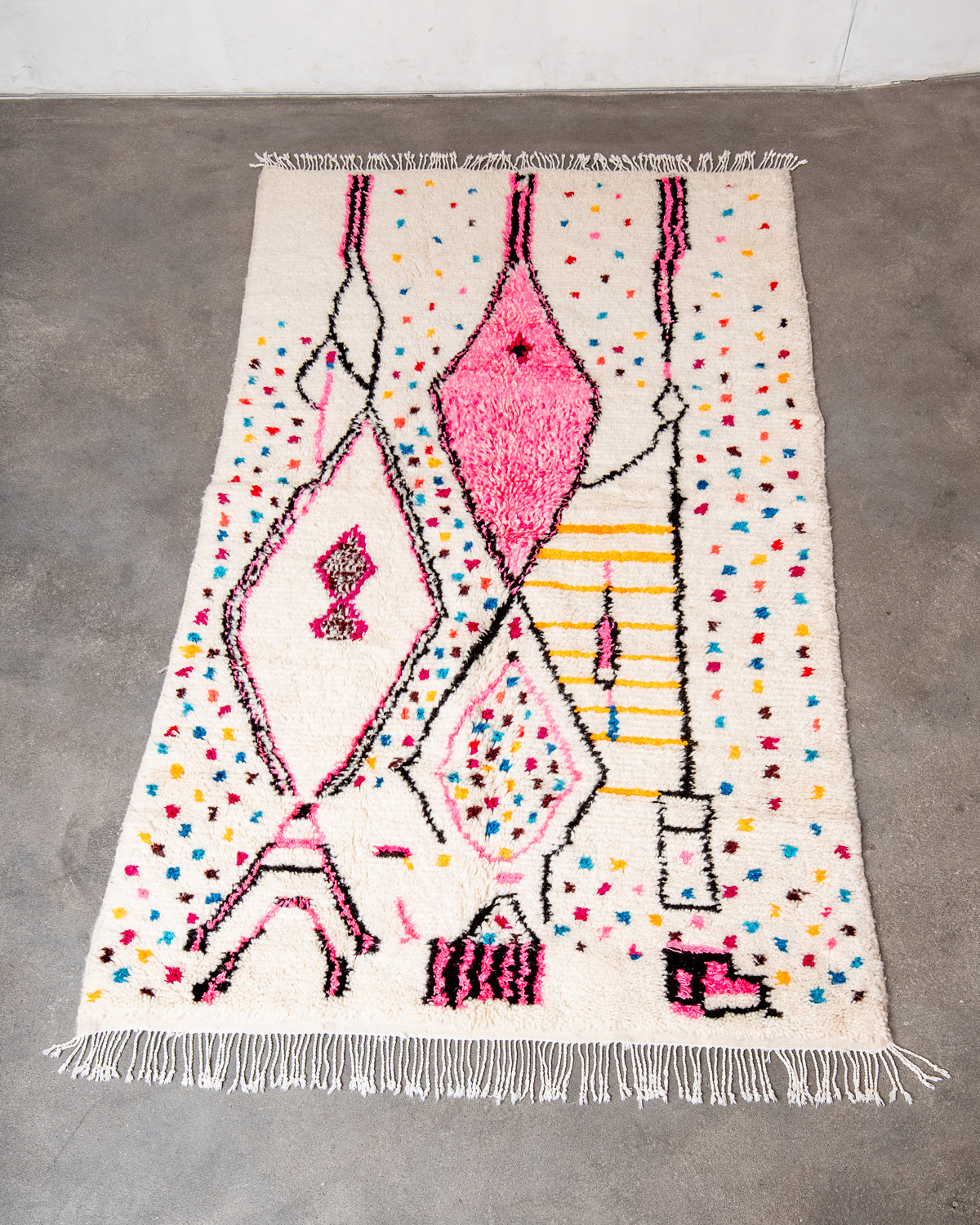 Modern designer handcrafted Berber rug from Morocco. Azilal rug with beautiful colors and patterns. Made of sheep’s wool and colourful cotton.